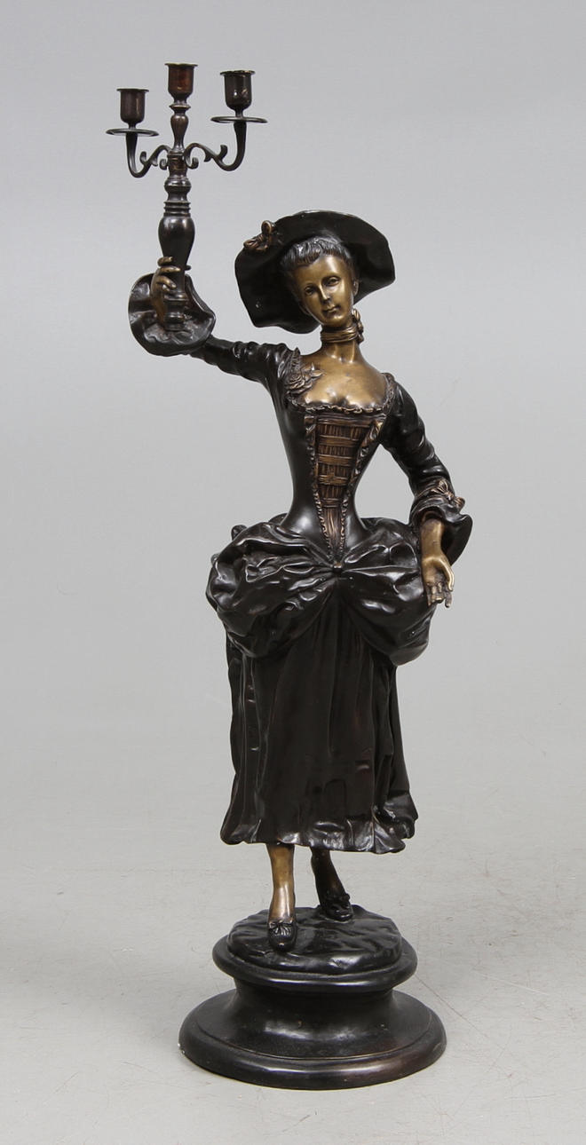 GOLVLJUSTAKE, Metall, i form av dam med ljusarm, 1900 talets slut.