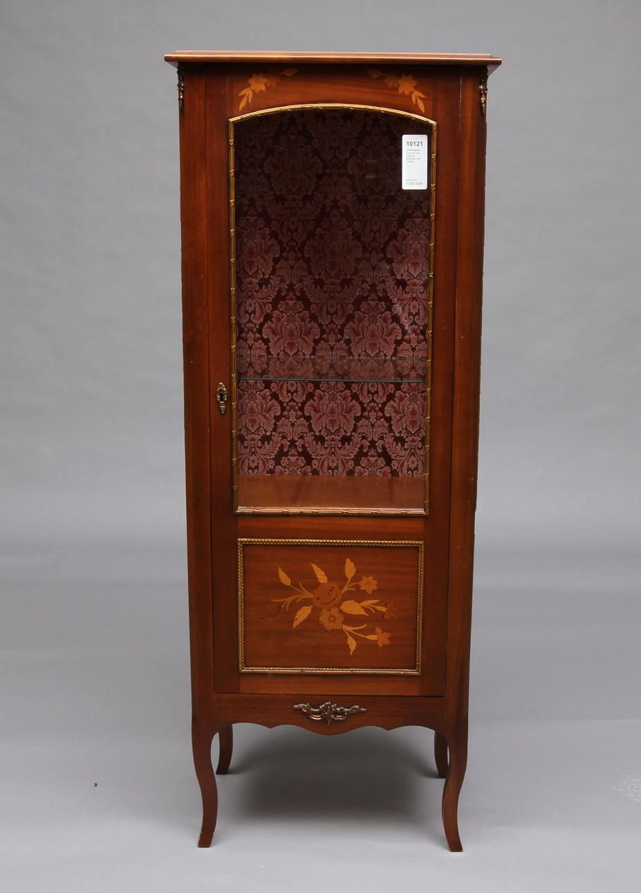 VITRINSKÅP, Louis XV-stil, 1900-tal, Mahogny med intarsia.