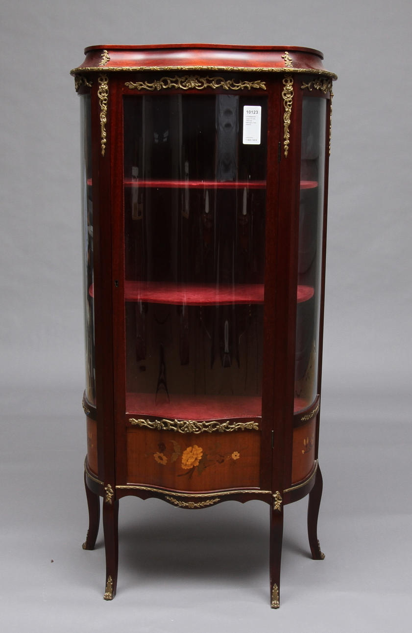 VITRINSKÅP, Louis XV-stil, 1900-tal, Mahogny med intarsia.
