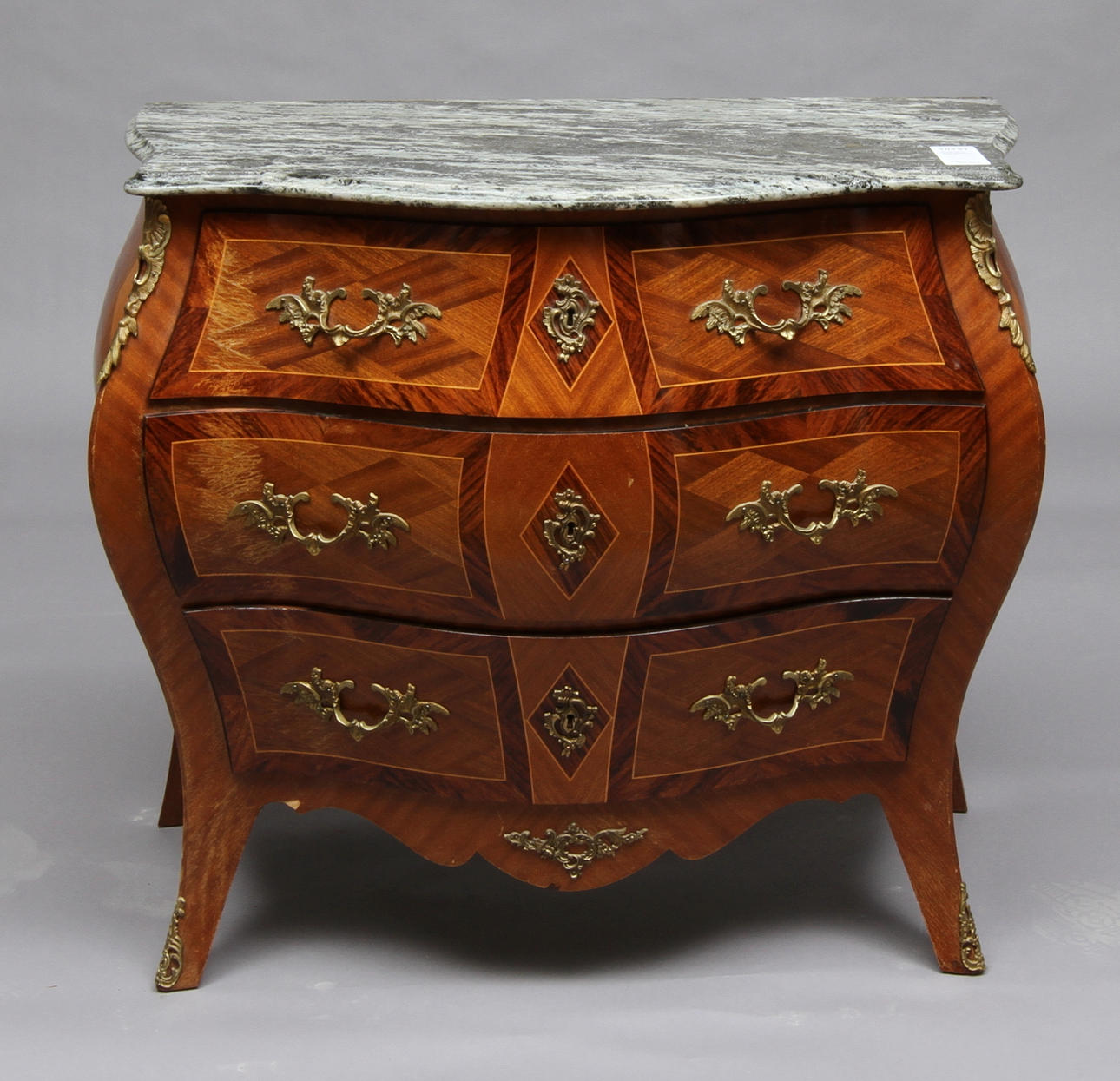 BYRÅ med stenskiva, tre lådor, Rokokostil 1900-tal.