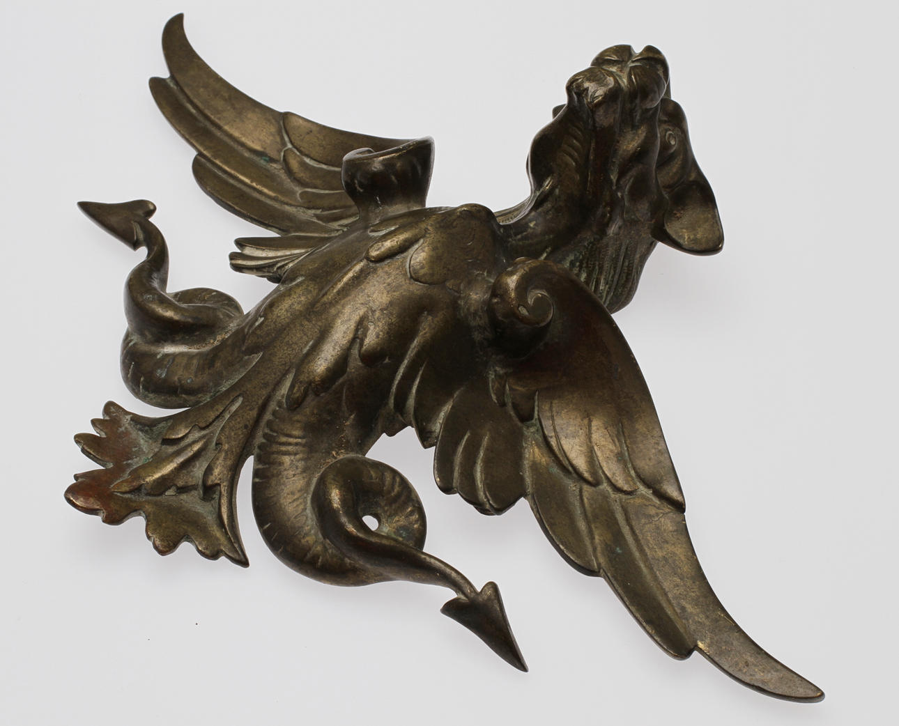 DEKORELEMENT i form av drake, BRICKA med relief samt VÄGGPLAKETT med porslinstallrik.