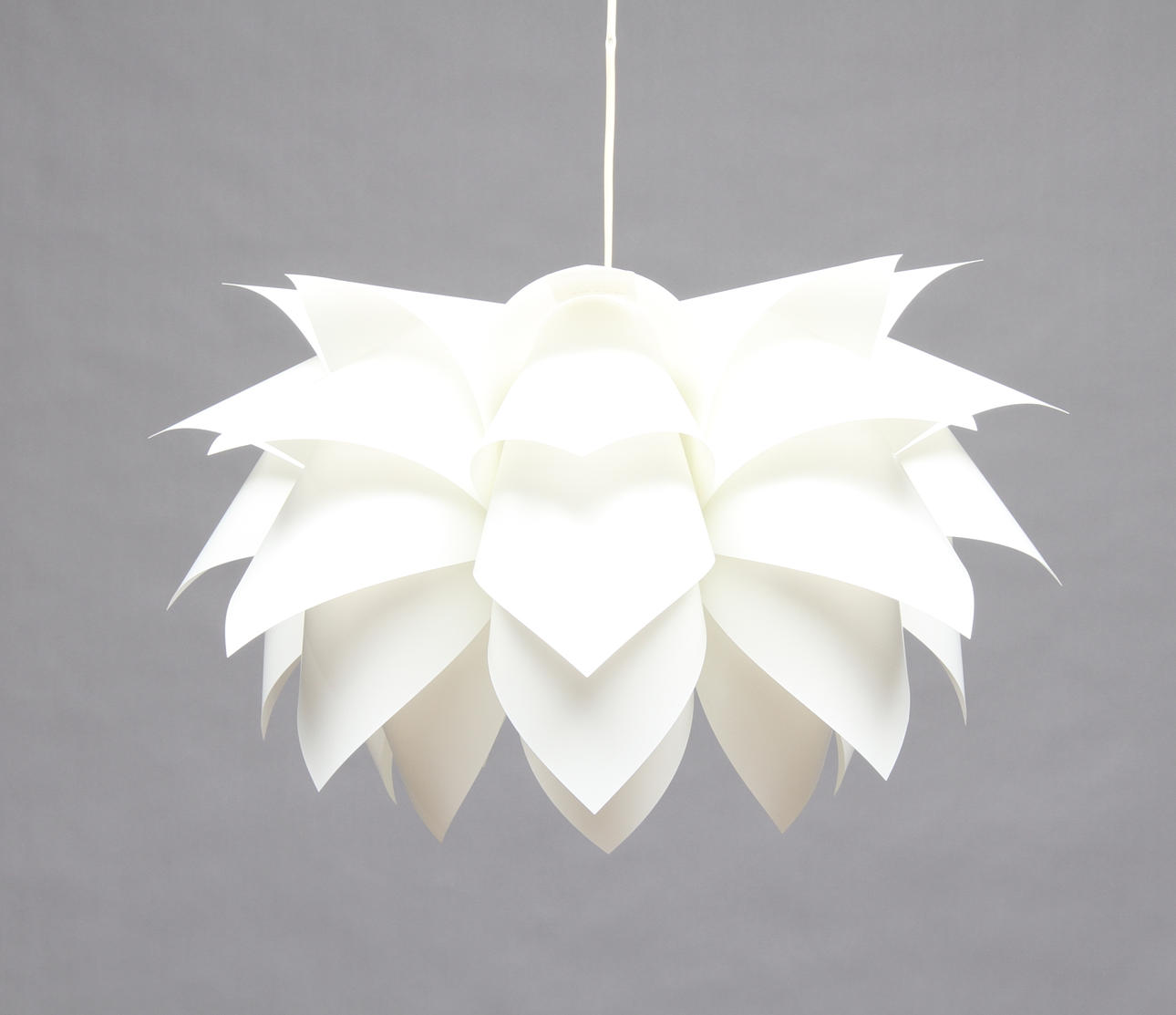 TAKLAMPA, vit plast, omärkt.