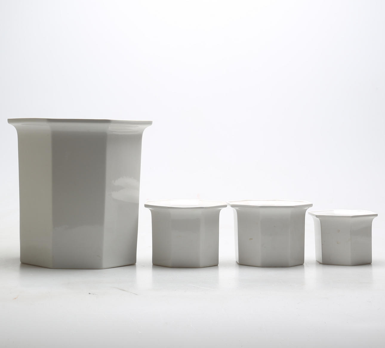 YTTERFODER, 4 st, "Oktavius", stengods, Karin Björquist.