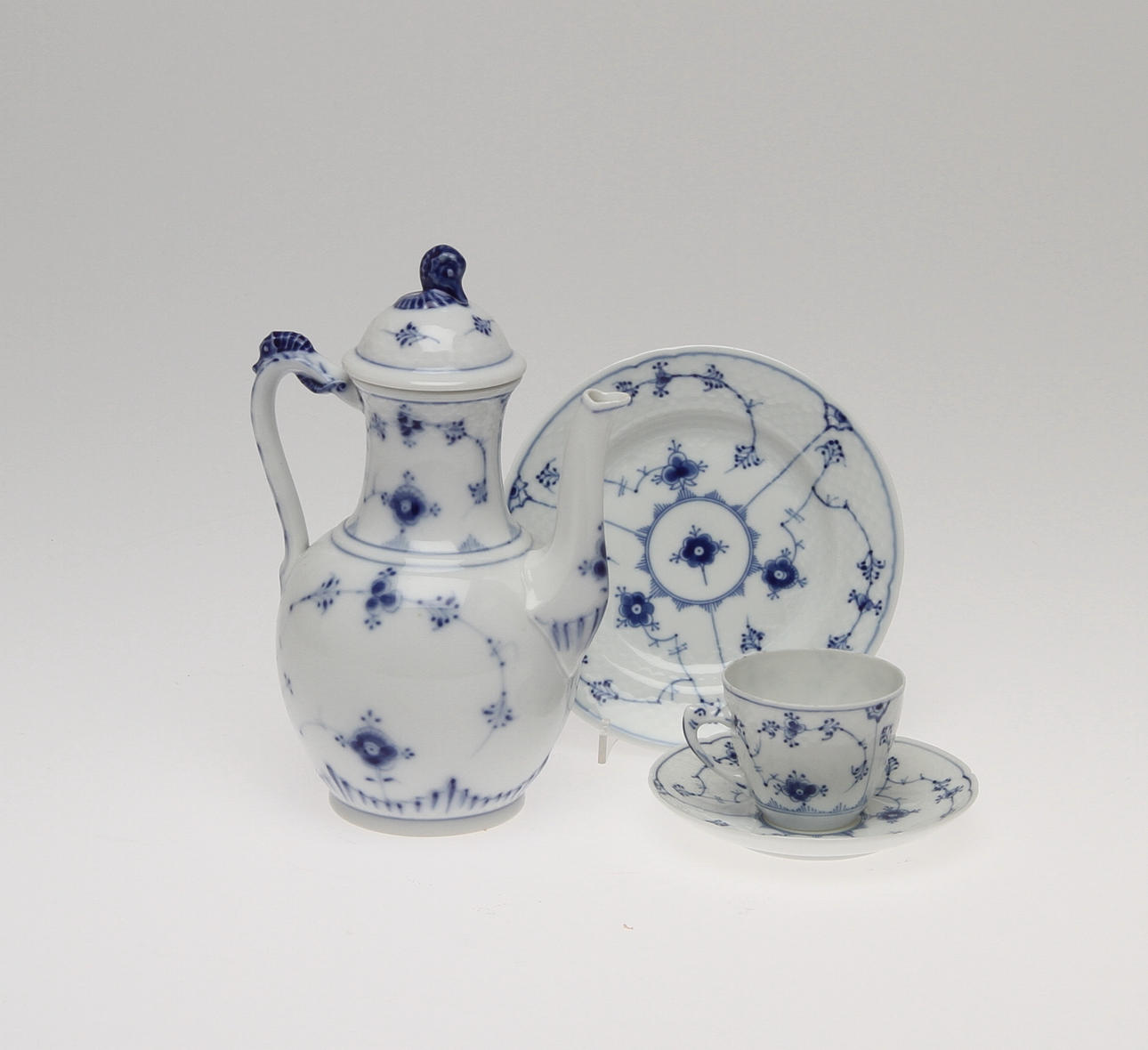 KAFFESERVISDELAR, ca 21 delar, "Musselmalet", Bing & Grøndahl, Danmark.