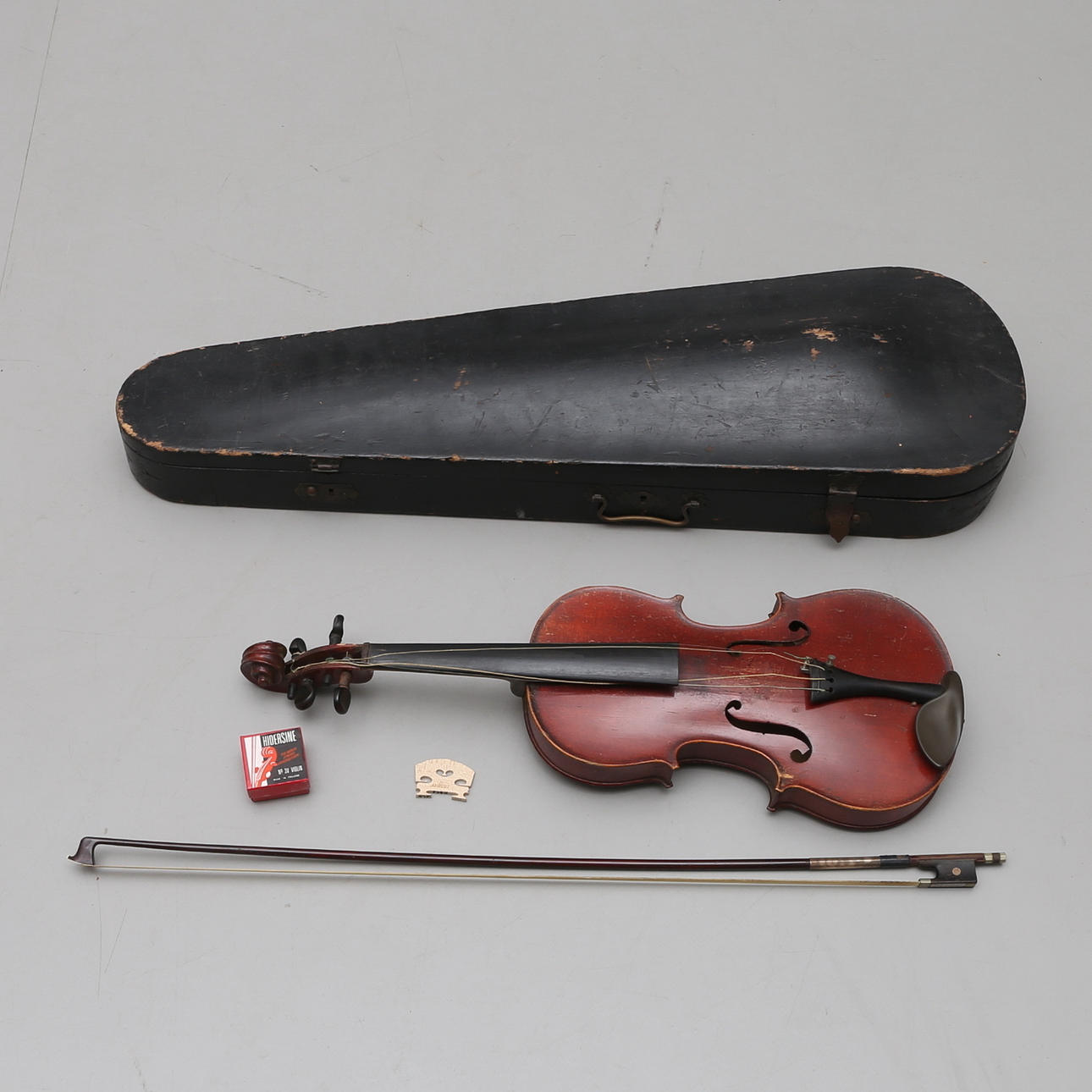 VIOLIN SAMT STRÅKE OCH ETUI.