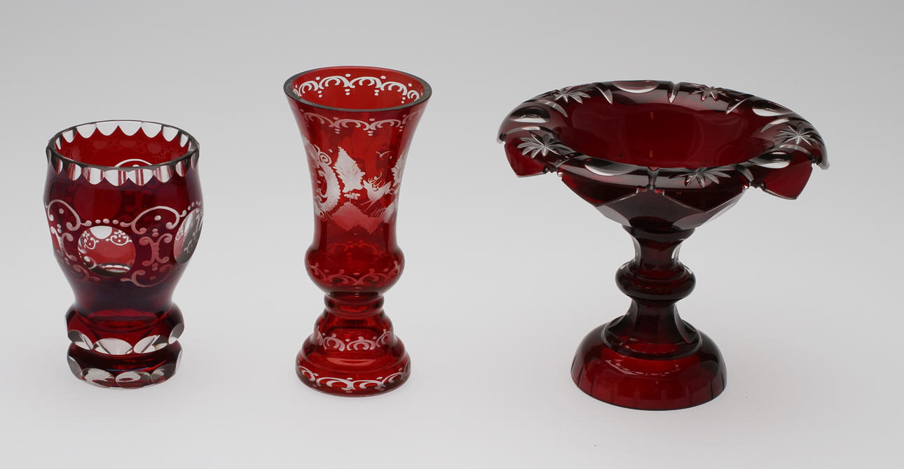 SKÅL PÅ FOT samt VASER 2st, glas, böhmisk typ, 1800/1900-tal.