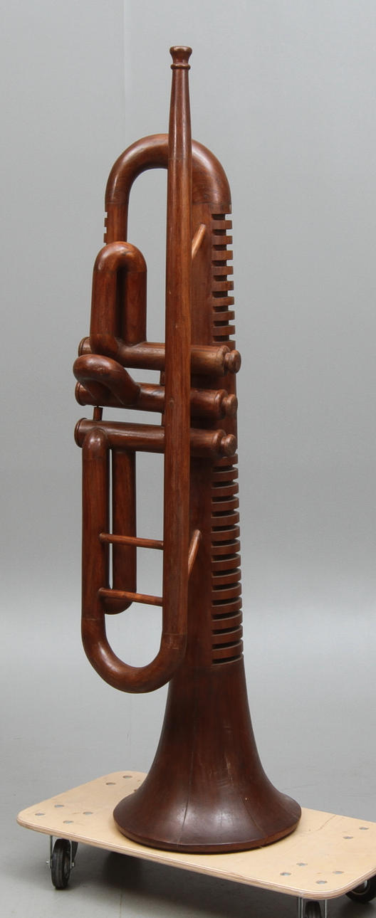 CDSTÄLL i form av blåsinstrument, trä, 1900/2000-tal.