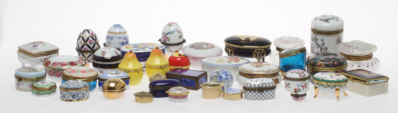 PARTI DOSOR, ca 35 delar, mestadels porslin.