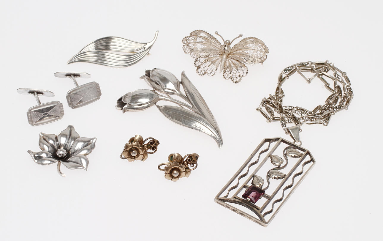 SMYCKEN, silver, 7 delar. Broscher, halsband, manschettknappar samt örhängen, 1900-tal.
