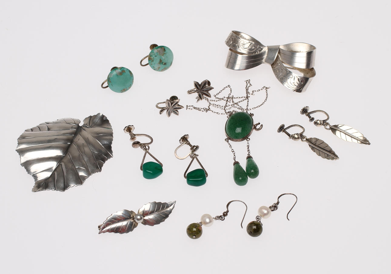 SMYCKEN, silver, 9 delar. Halsband, broscher samt örhängen.