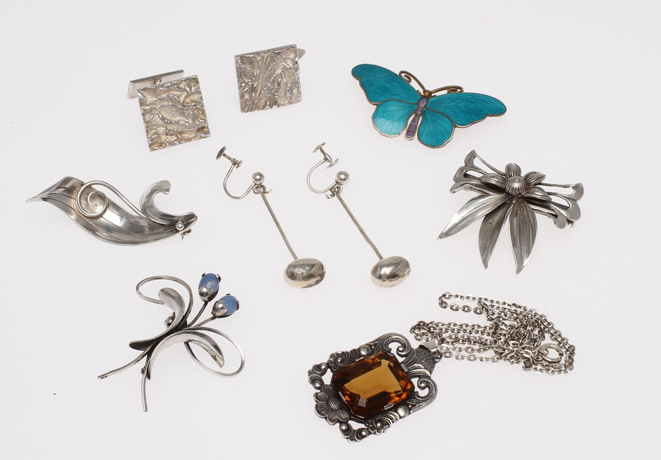 SMYCKEN, silver, 7 delar. Broscher, manschettknappar, halsband samt örhängen.