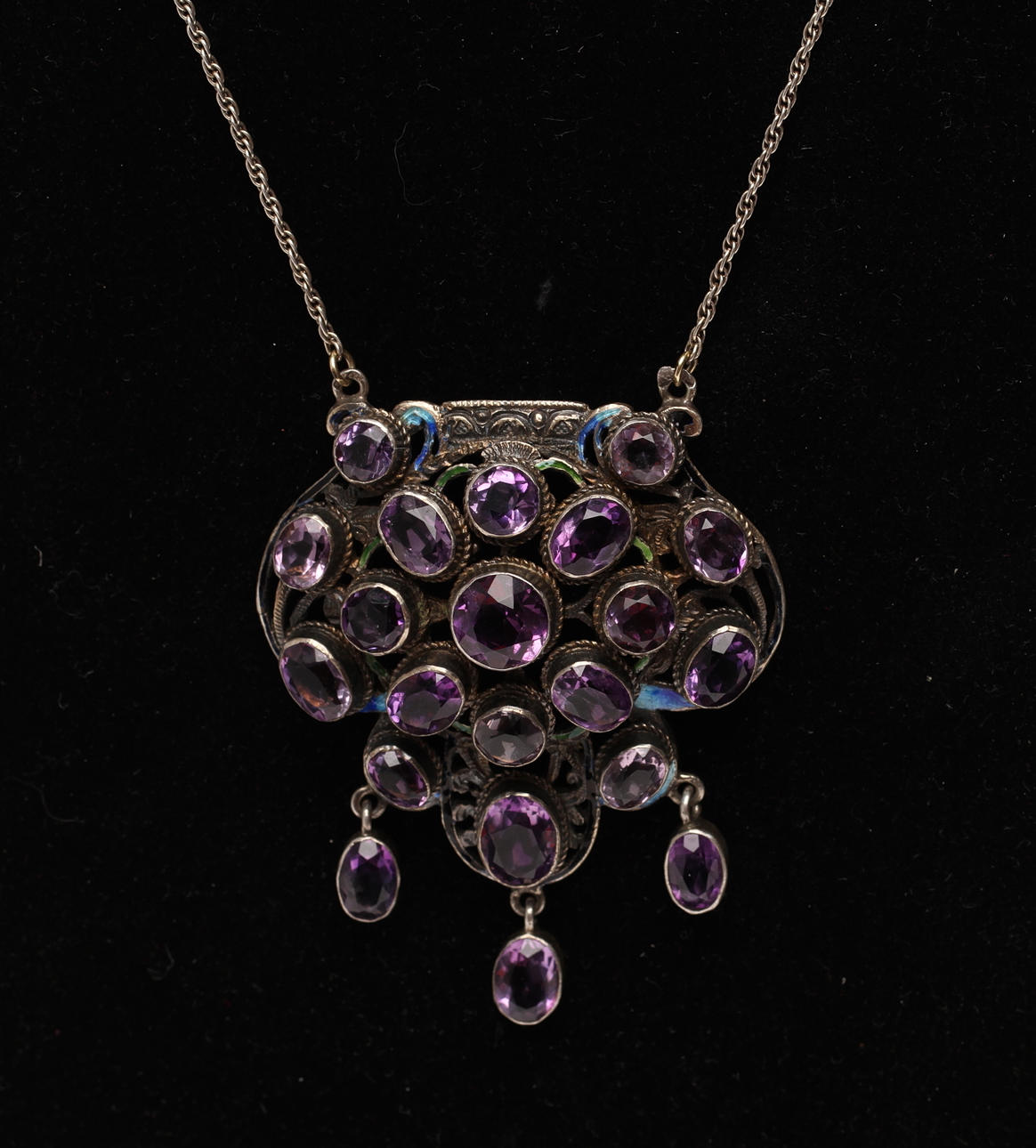 HALSBAND, silver med ametister och emaljarbete.