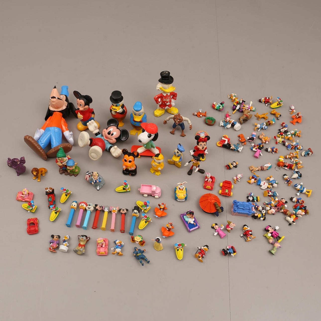 Ein Menge COMICFIGUREN, Plastik, meistens Walt Disney.