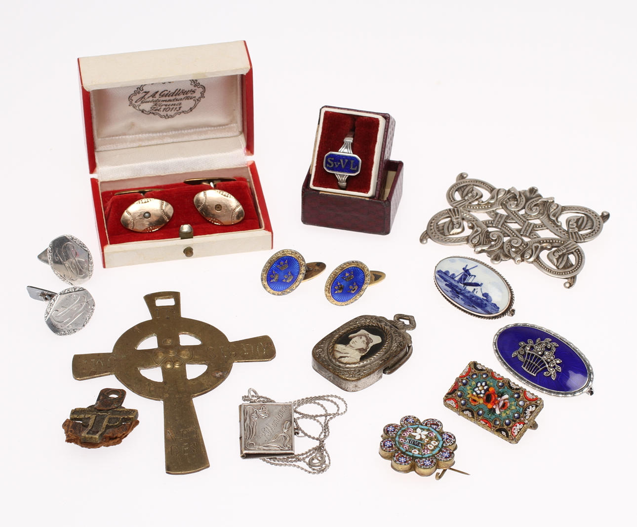 PARTI DIVERSE, 13 delar. Bland annat manschettknappar silver, broscher med micromosaik, hänge med stämpel.