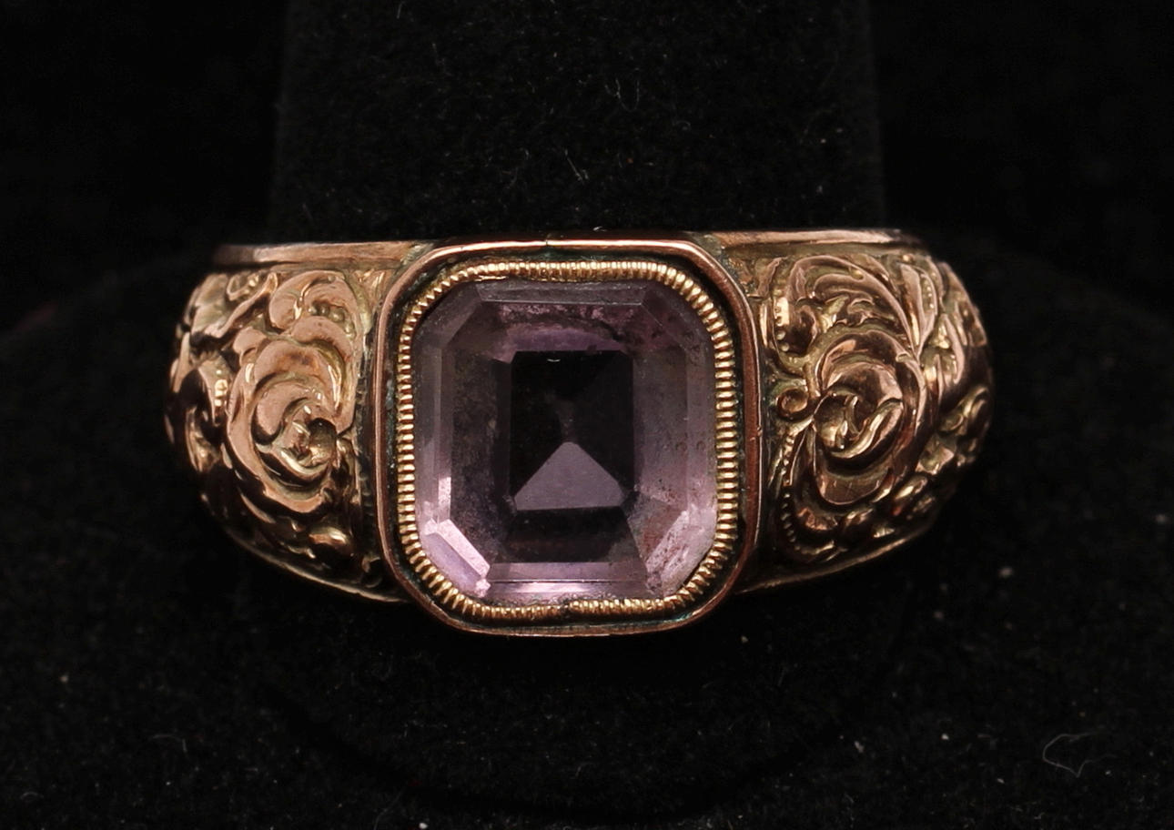 RING, 14k guld med ametist, troligen 1800-tal. Vikt 4,6g.