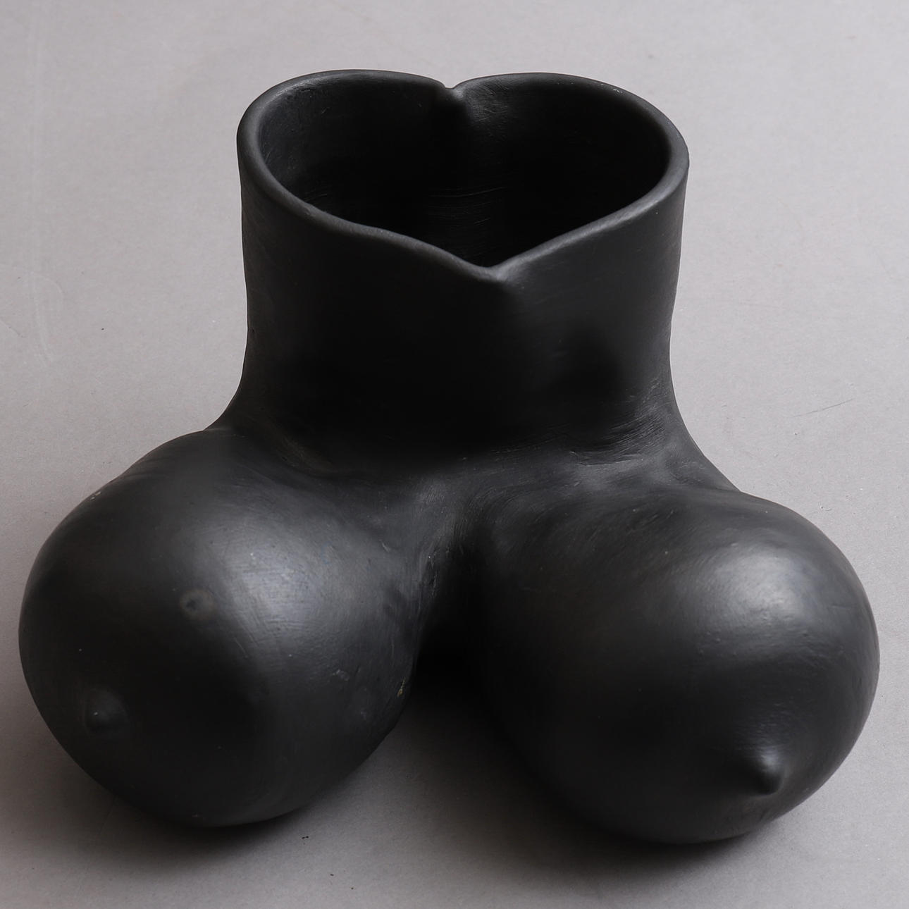 E. PAUKSTE. skulptur/vas, keramik, signerad.