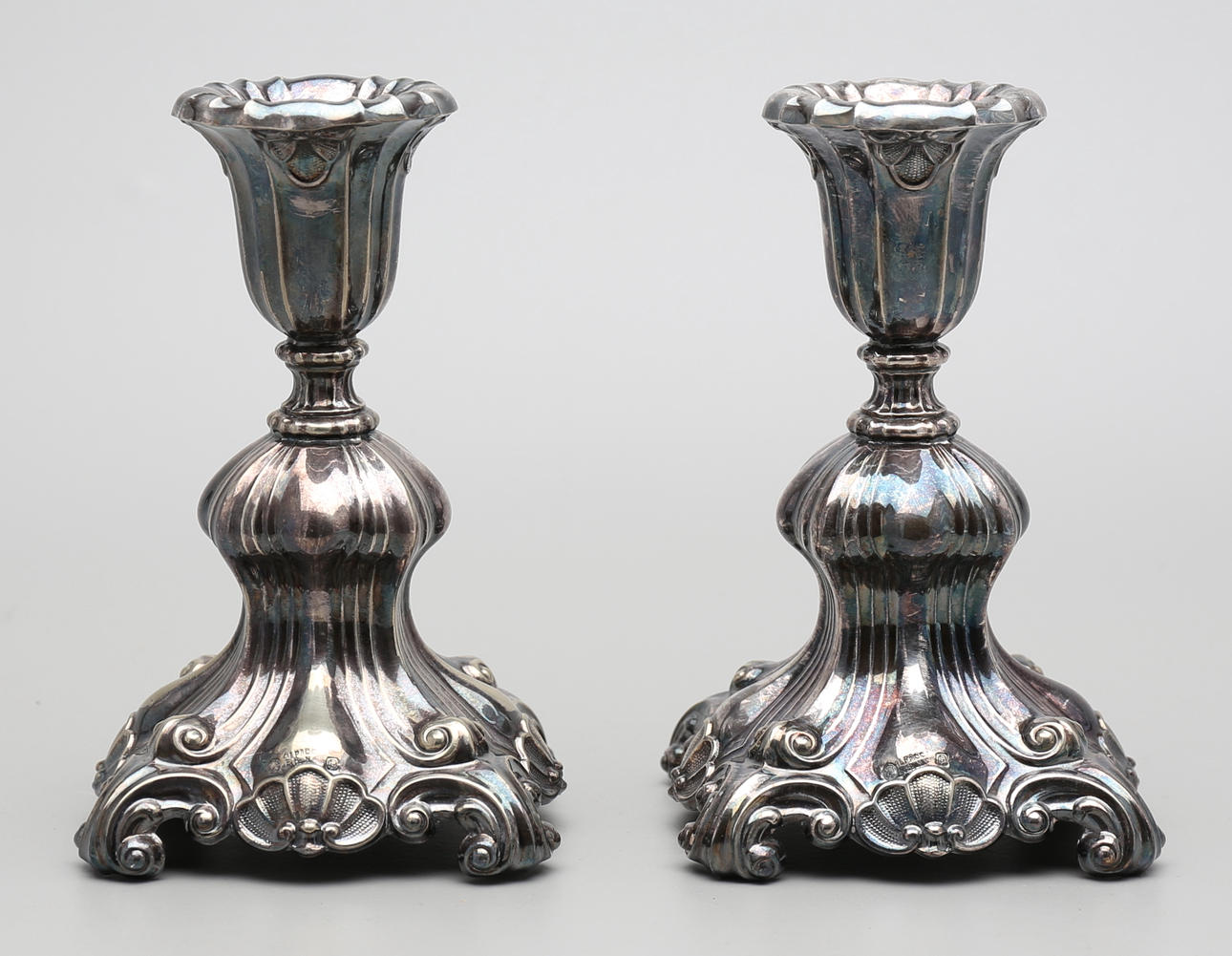 LJUSSTAKAR, ett par, nysilver, 1900-tal.
