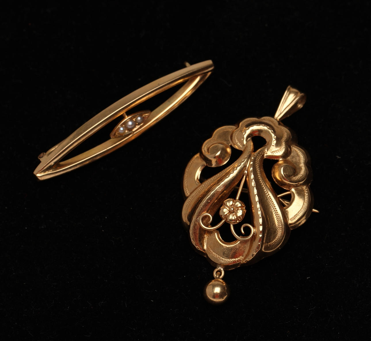 BROSCHER, 2st, 18k guld, CBH samt NJ, Sverige, 1900-tal. Tot vikt 5,2g.