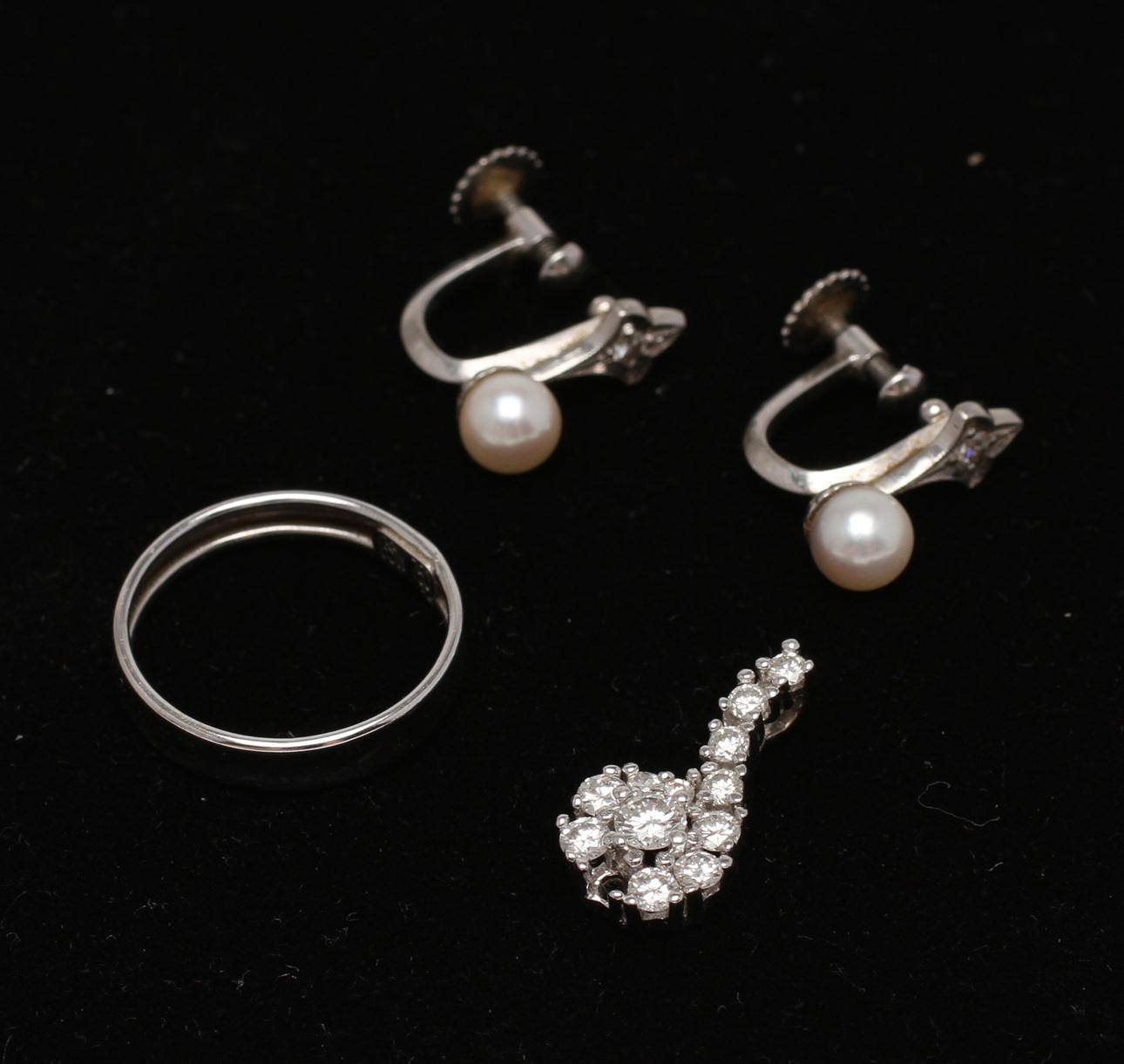 PARTI VITGULD. Örhängen 1par med pärla, ring samt hänge med 12 briljanter om tot ca 0,5ct. Tot vikt 5,2g.