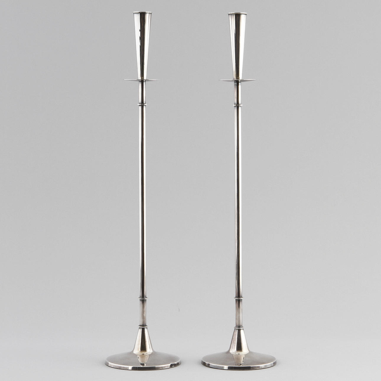 LJUSSTAKAR, ett par, silver, Tore Eldh för K&EC, Göteborg, 1962 resp. 1966.