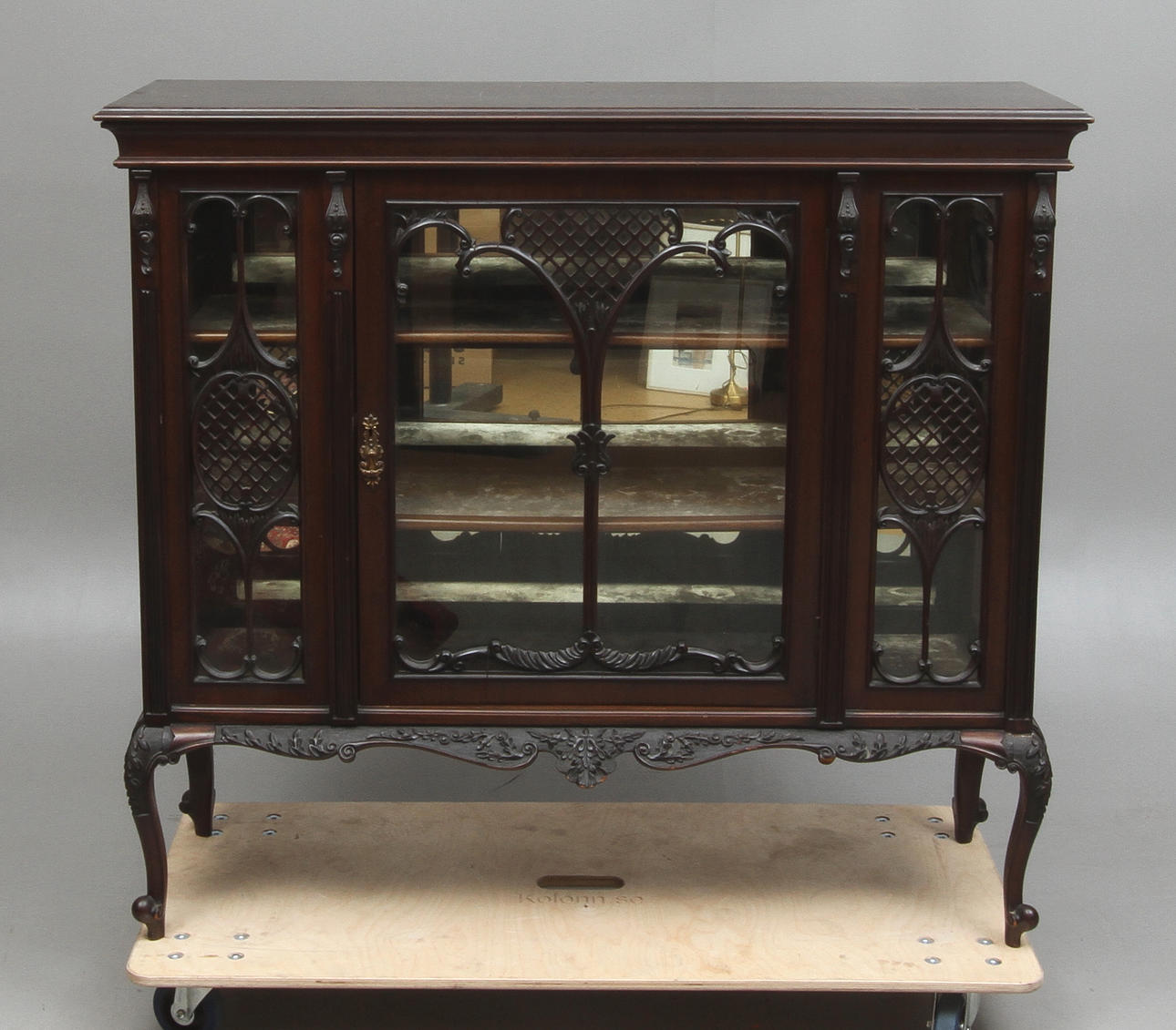 VITRINSKÅP, Louis XV-stil, 1900-tal.