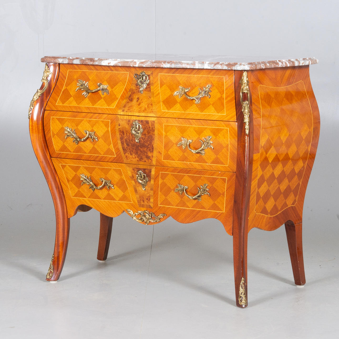 Còmoda, 3 cajones, caoba con marquetería y bronce, estilo rococó.