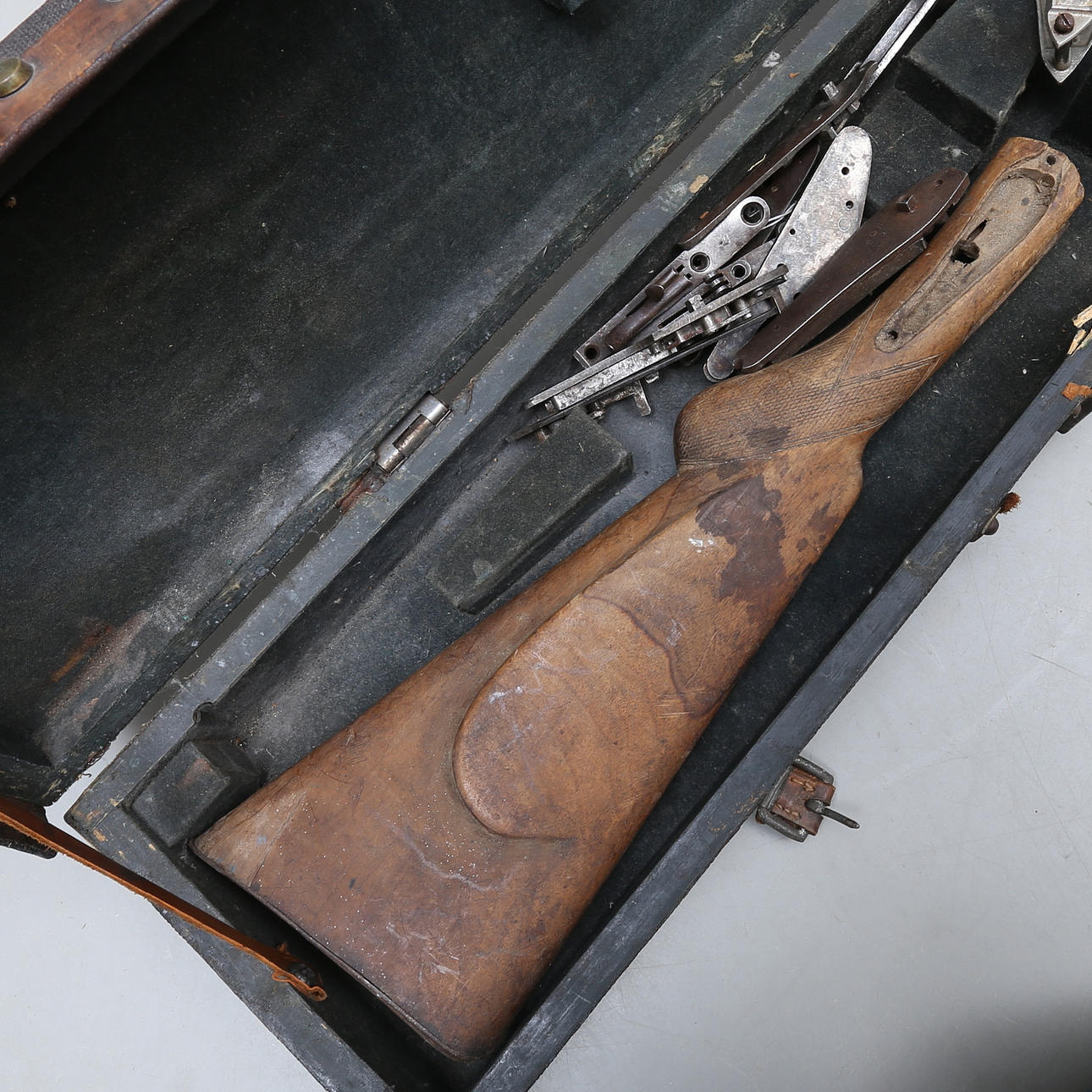 RIFLE CHEST, 19th century. Weapons & Militaria - Guns & Rifles - Auctionet