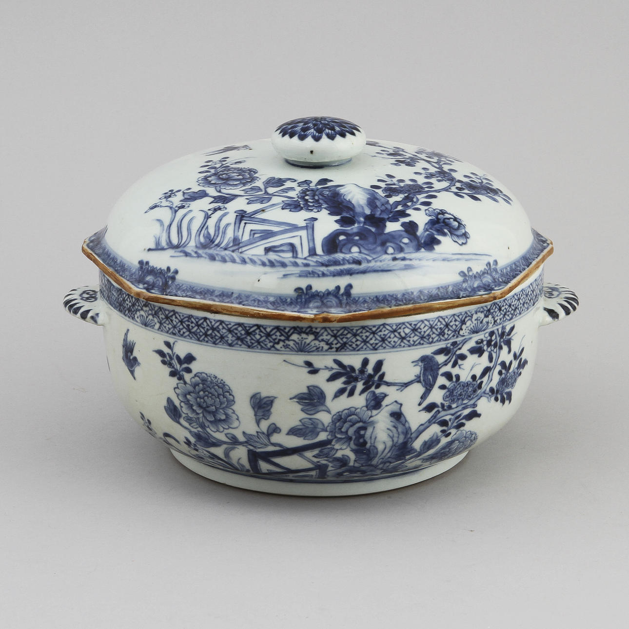 LOCKTERRIN, porslin, Kina, 1700-tal.