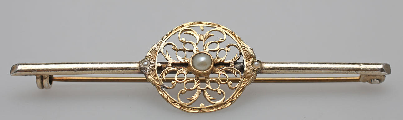 BROSCH MED ODLADE PÄRLOR, förgyllt silver, Carl Hoff, Helsingborg, 1921.