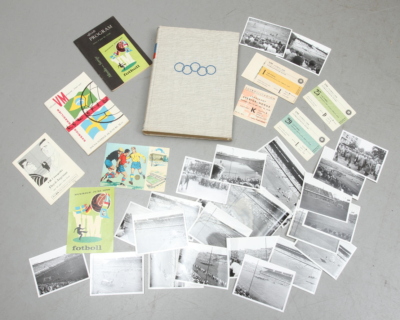 FOTBOLLS-VM 1958 med biljetter, program med mera samt BOK Olympiska Spelen 1896-1948.