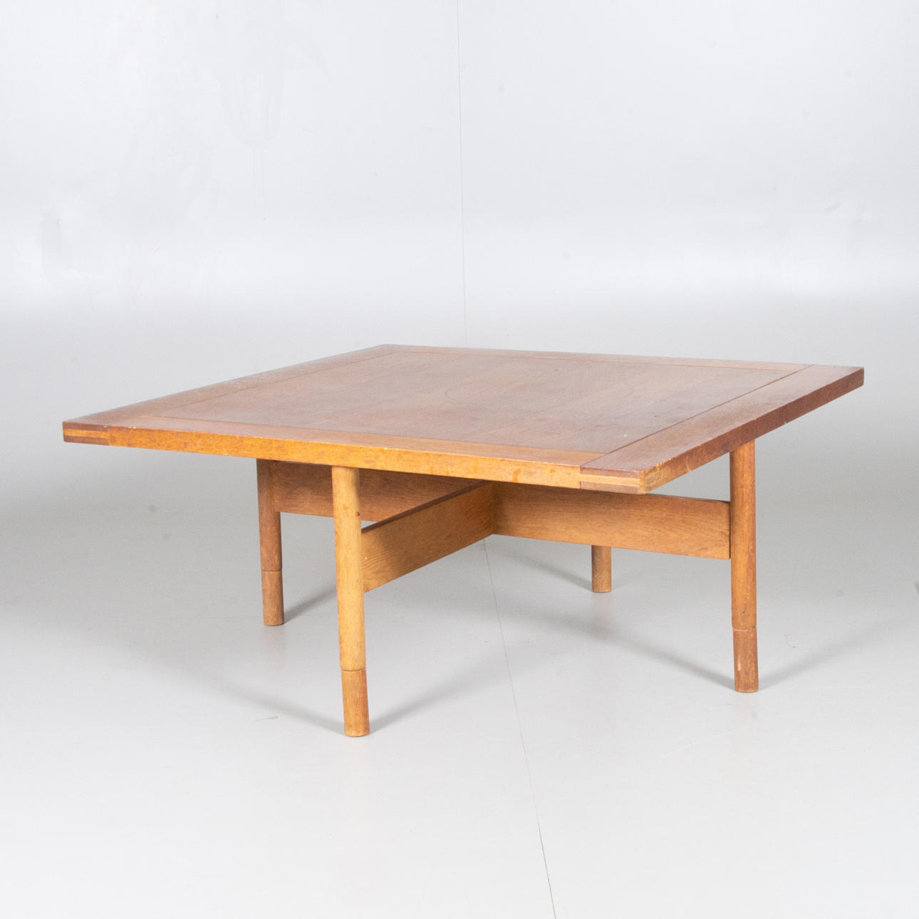 AXEL THYGESEN. Bord, ek, brickmärkt, Interna, Danmark.