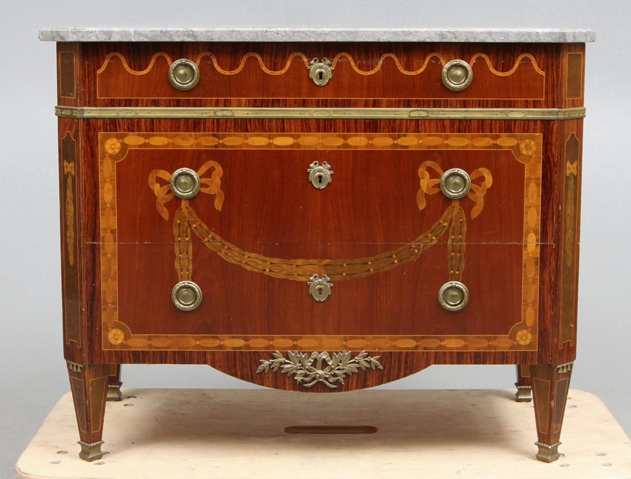 BYRÅ. Gustaviansk-stil, 1900-talets mitt.