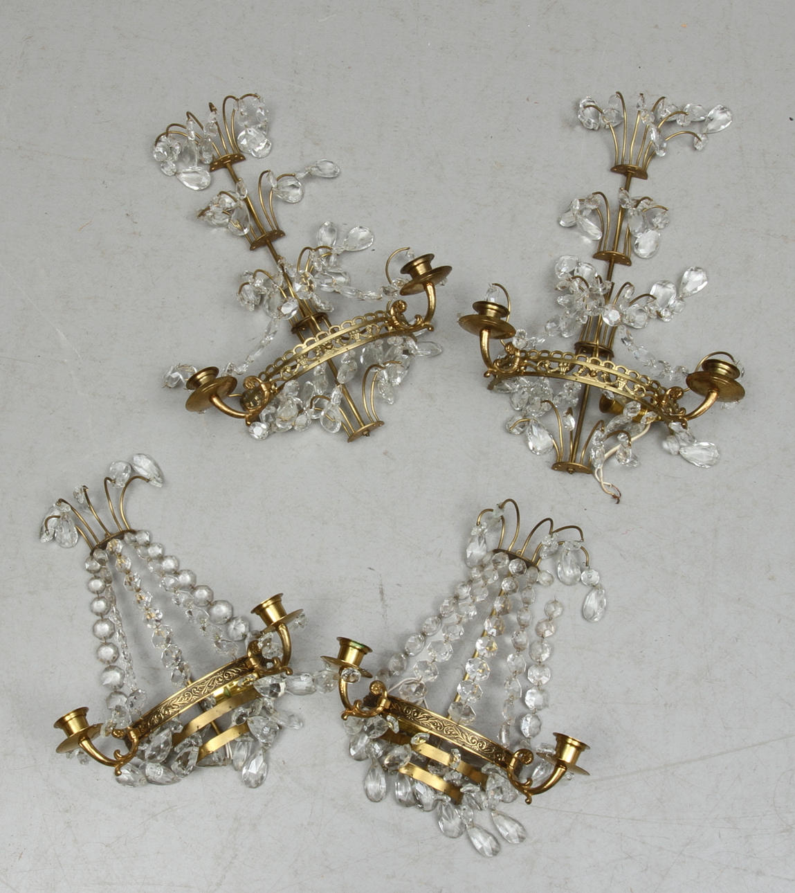 VÄGGLYSTRAR, 2 par, behängda med prismor, 1900-tal.