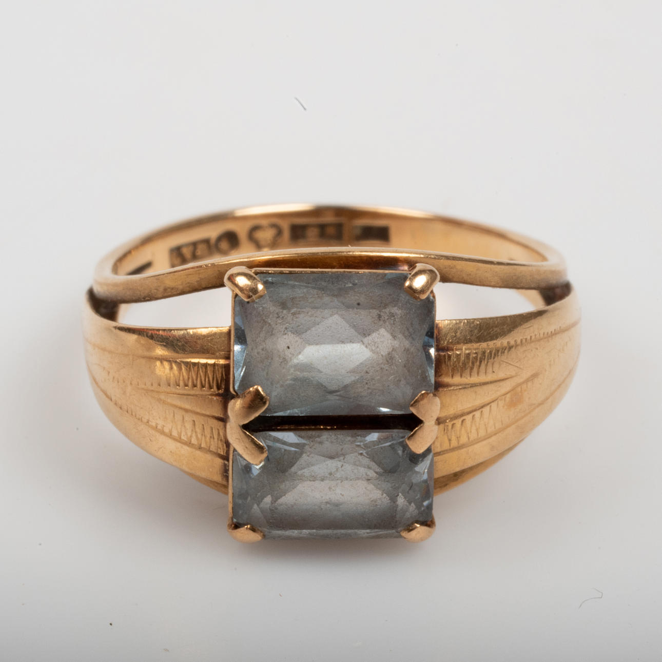 RING, 18 K guld med blåa stenar.