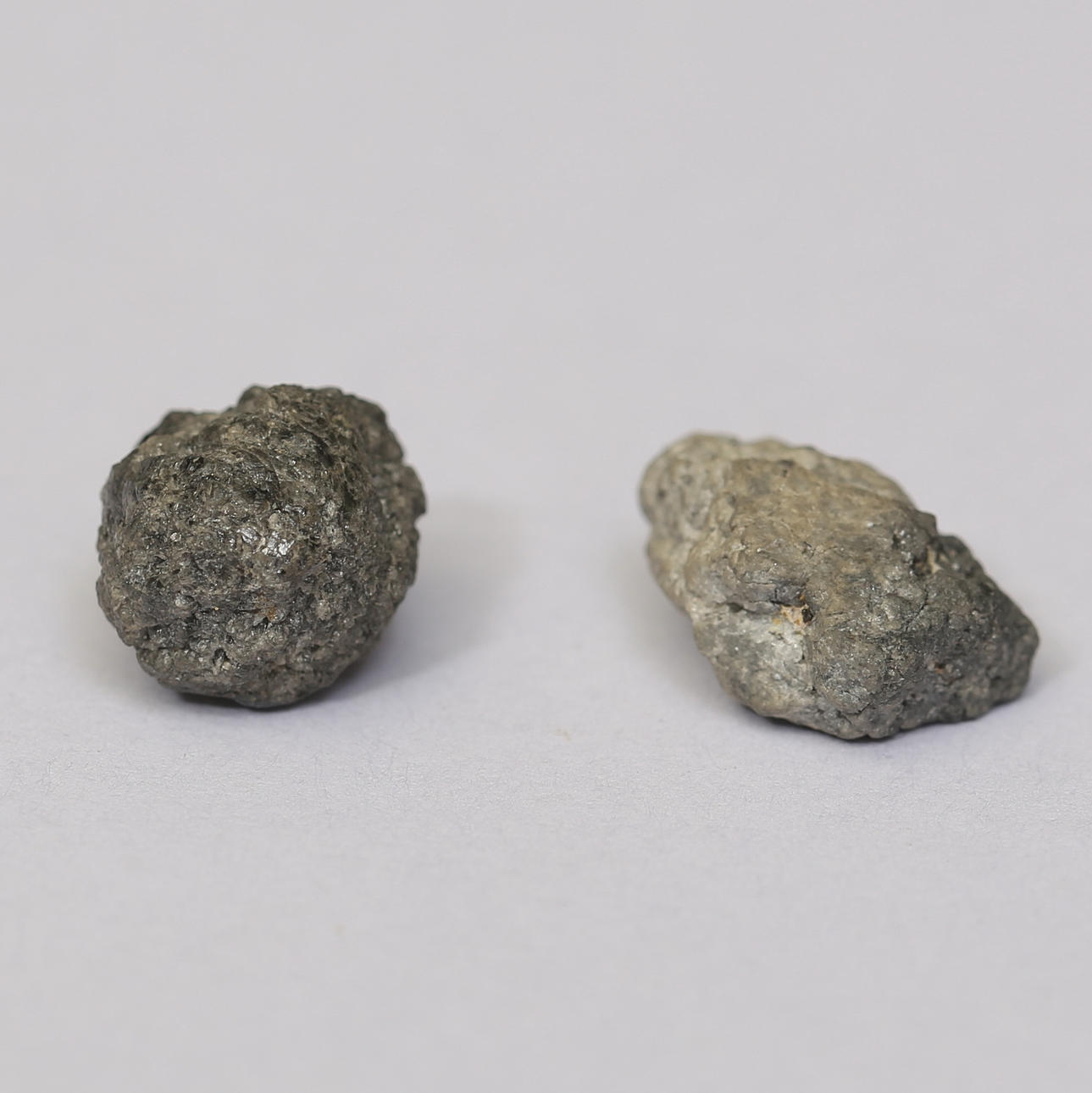 ROHDIAMANT, 2 Stk., Erz, 16,15 ct.