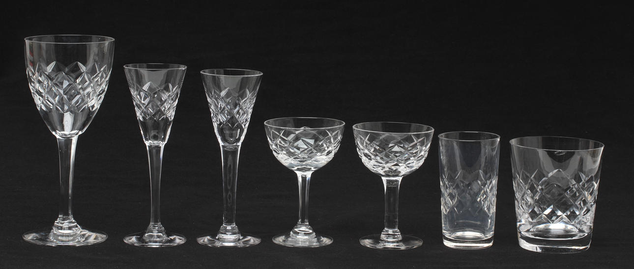 GLASSERVISDELAR, ca 51 delar, "Bror", 1900-tal.