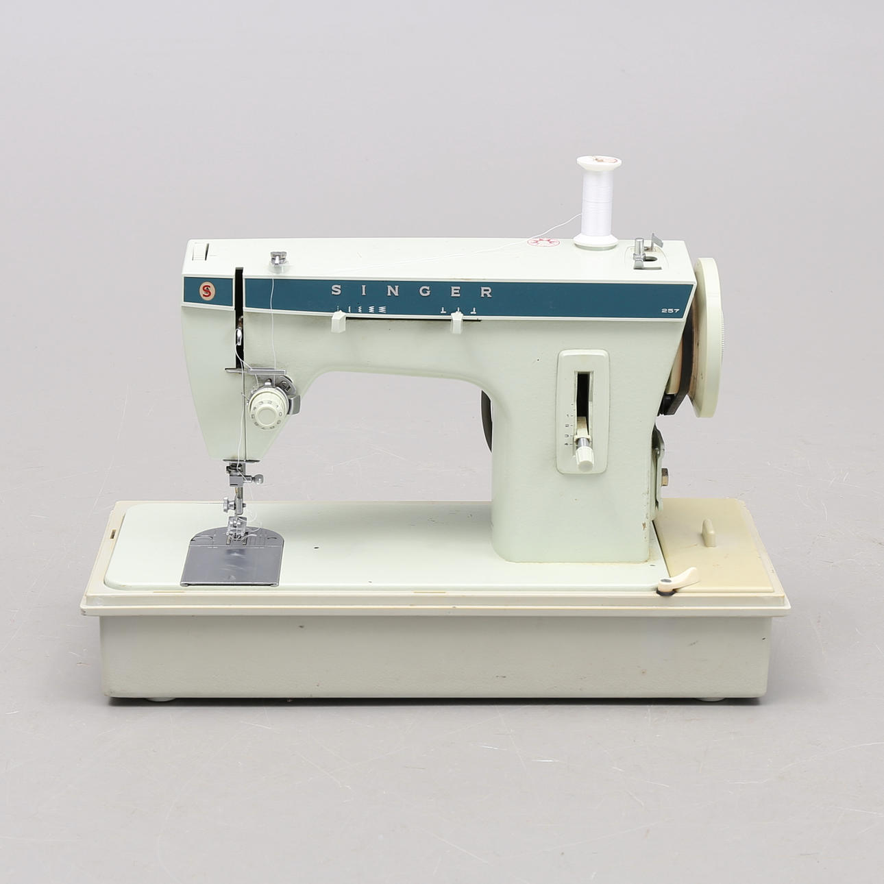 SEWING MACHINE, Singer 257.
