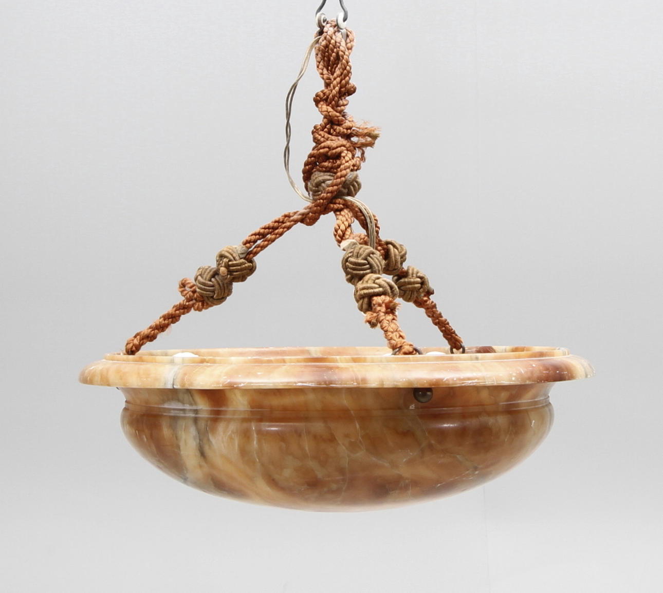 TAKLAMPA, alabaster, 1900-talets första tredjedel.