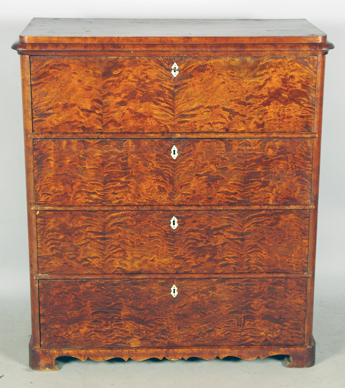 BYRÅ, 4-lådig, björk, 1800-tal. topplåda med lådinredning.