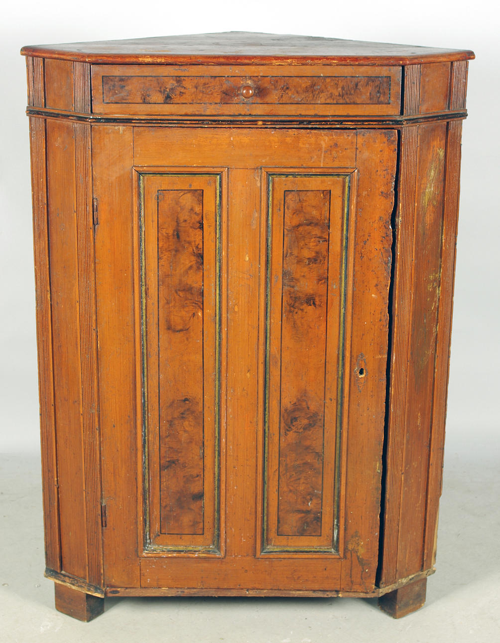 HÖRNSKÅP, ådringsmålat, 17/1800-tal.