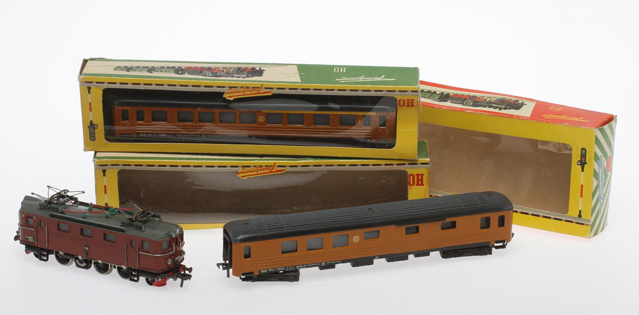 MODELLTÅG FLEISCHMANN SJ:s Da-lok 1333 samt personvagn 1414 och 1415 i originalkartonger.