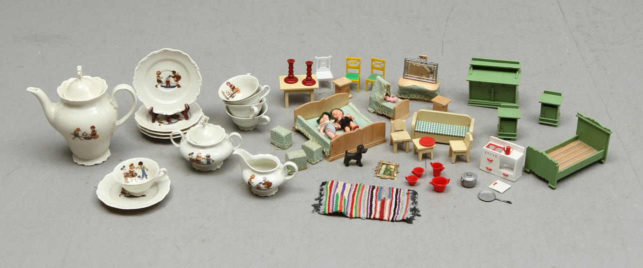 DOCKSERVIS 8 delar och DOCKSKÅPSMÖBLER ca 20 delar. 2 Miniatyrdockor.