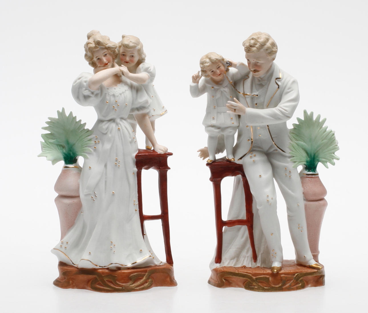 FIGURINER, ett par, biskvi, 18/1900-tal.