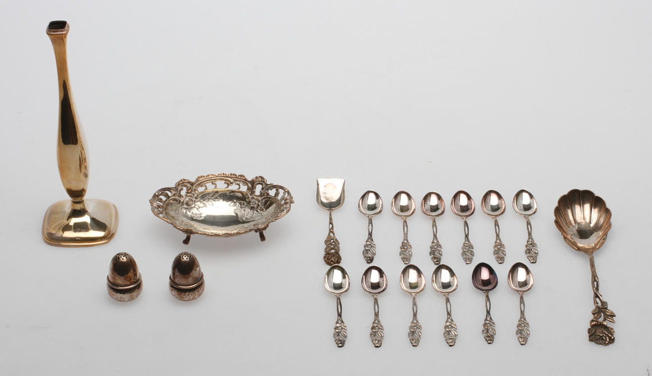 SILVERFÖREMÅL, 18 delar, 1900-tal.