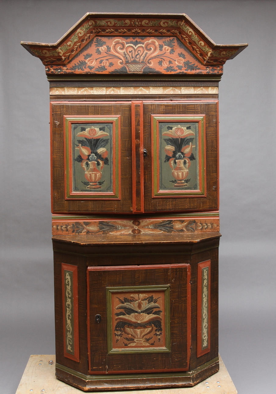 SKÅP, sk Kronskåp, allmoge, 1800-tal.