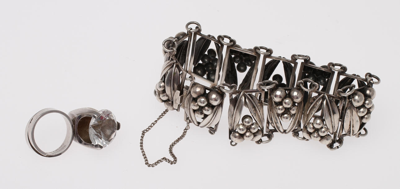 RING, silver, Matti J Hyvarinen Åbo 1974, Finland samt ARMBAND, silver, FP Stockholm 1955, Sverige.