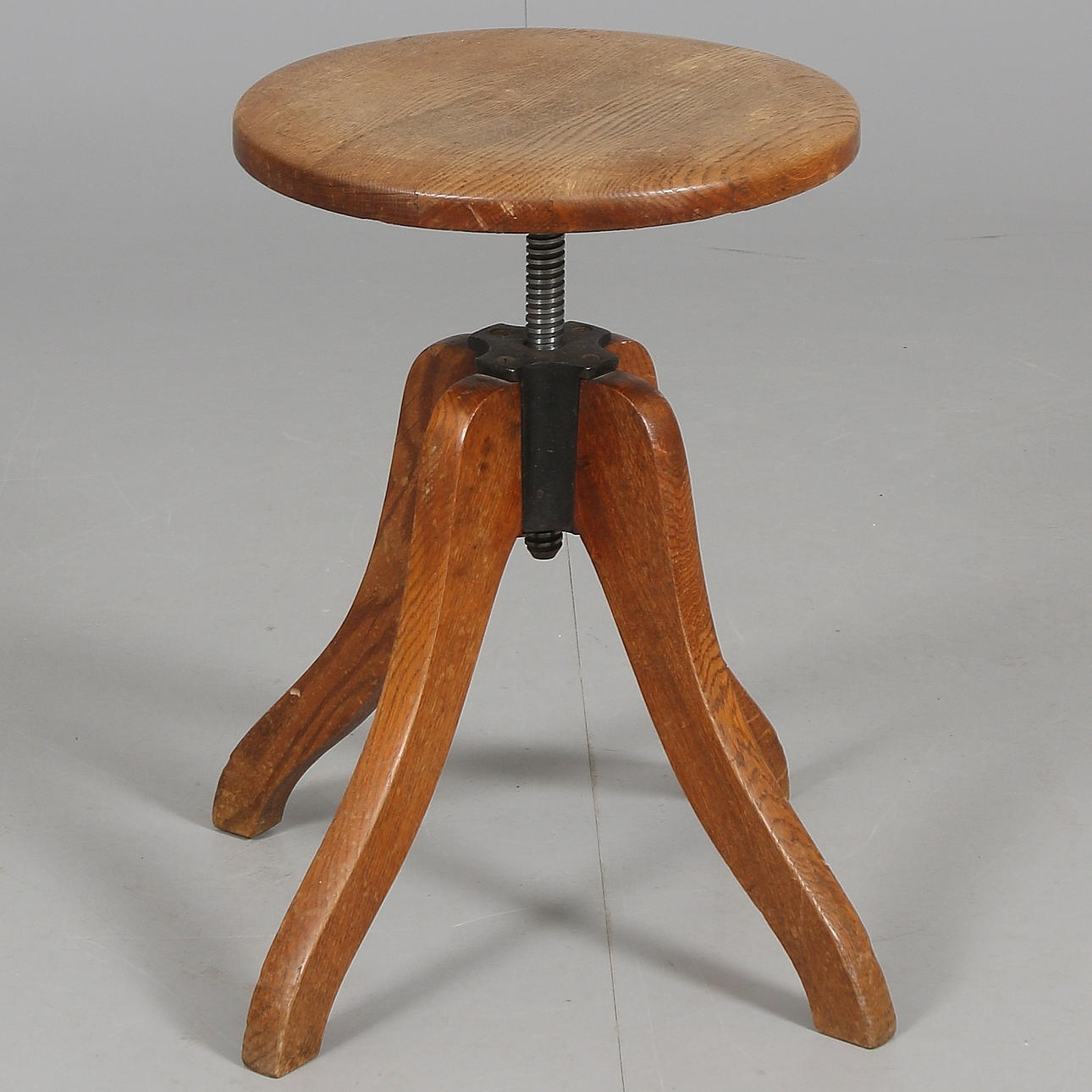 Taburete, madera y metal, principios de 1900.