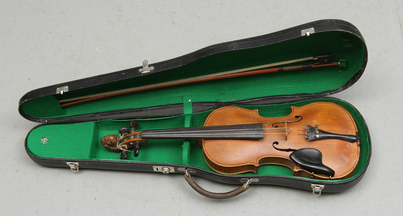 FIOL, med stråke, skuret huvud.