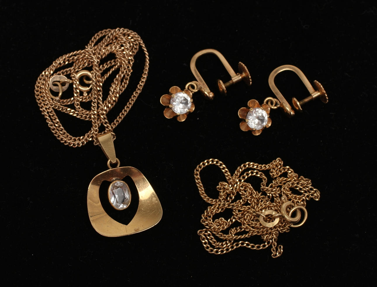 ÖRHÄNGEN, 1par, 18k guld, slipad vit sten, HALSBAND, 18k guld, slipad vit sten samt KEDJA, 18k guld. 1900-tal. Tot vikt 10,3g.