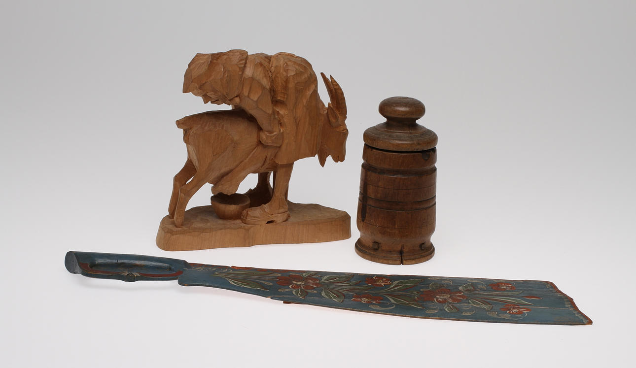 SKÄKTTRÄ, MORTEL, TRÄSKUPTUR, signerad.